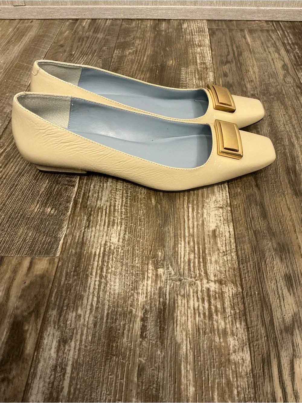 NWOB Frances Valentine Patent Cream Flats with Gold Plaque - Picture 8 of 16